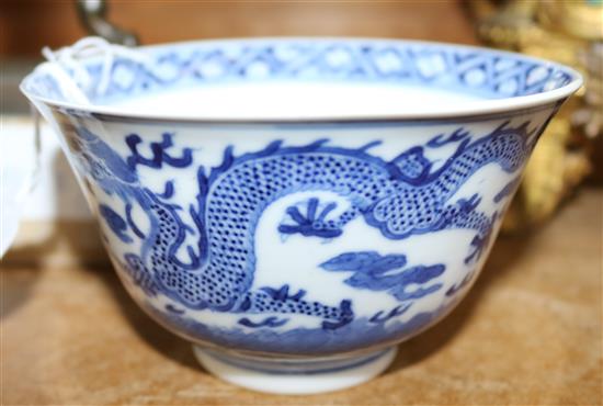 A Chinese blue and white dragon bowl, late 19th/early 20th century, diameter 10.8cm